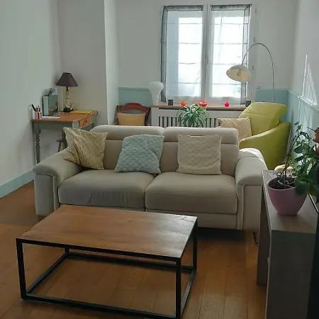 Rez De Chausee Avec Exterieur Privatif, 4km *