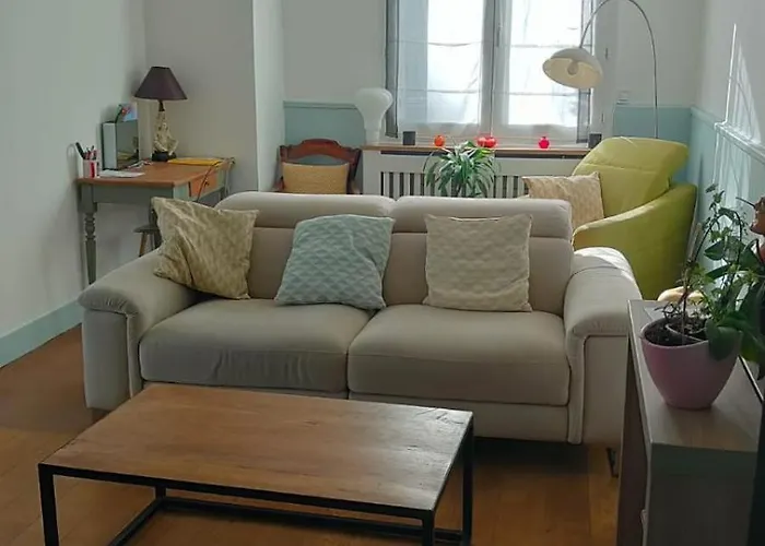 Rez De Chausee Avec Exterieur Privatif, 4km *